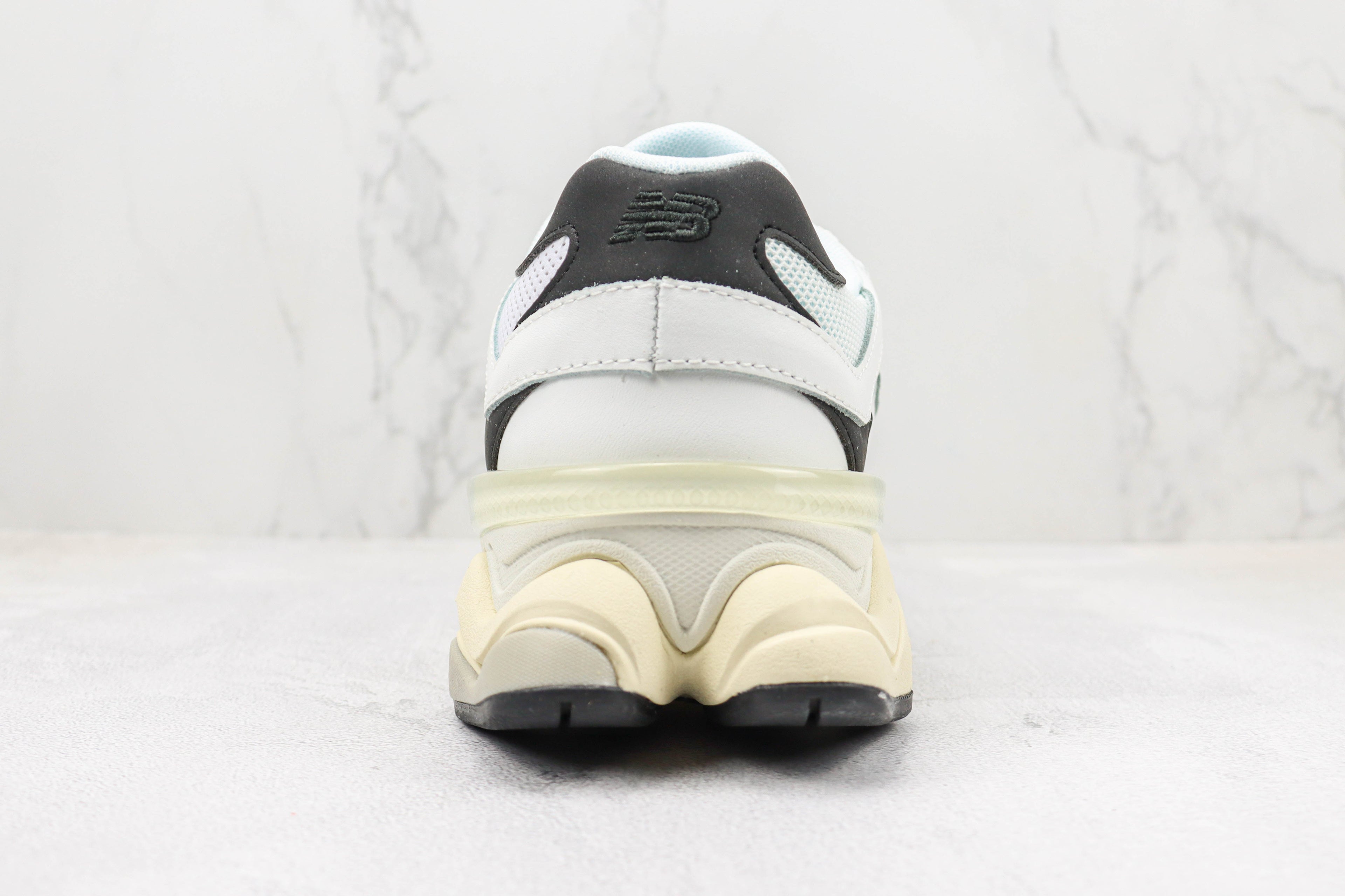 Modern Lifestyle Sneakers White Black